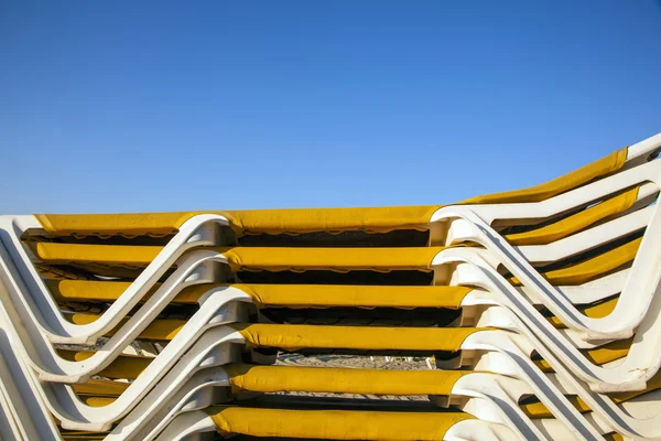 Estrutura de camas de praia grampeadas na parte da manhã na praia — Fotografia de Stock