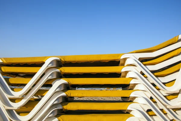 Structure of stapled beach beds in the morning at the beach — Stock Photo, Image