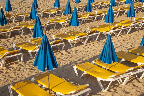 砂浜ビーチ ベッドと傘朝 — ストック写真