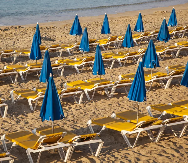 砂浜ビーチ ベッドと傘朝 — ストック写真