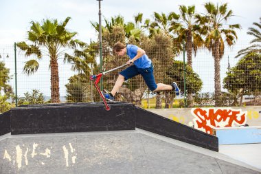 çocuk onun scooter skate park gezintisi