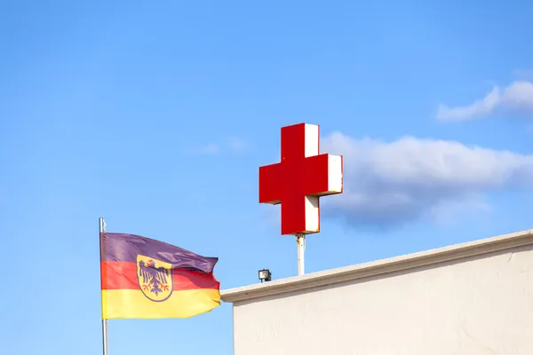 La cruz roja alemana simboliza un hospital o un médico —  Fotos de Stock