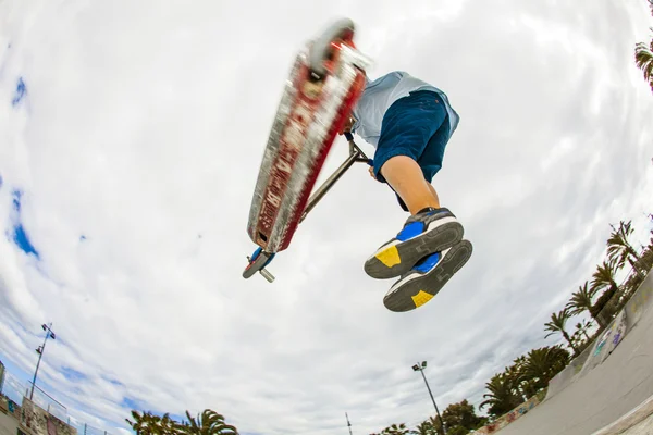 Pojke rider sin skoter på skateboardpark — Stockfoto