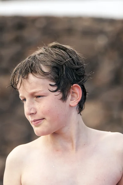 Súlyos látszó fiú a medencénél — Stock Fotó