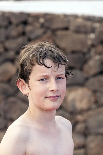 Klug aussehender Junge am Pool — Stockfoto