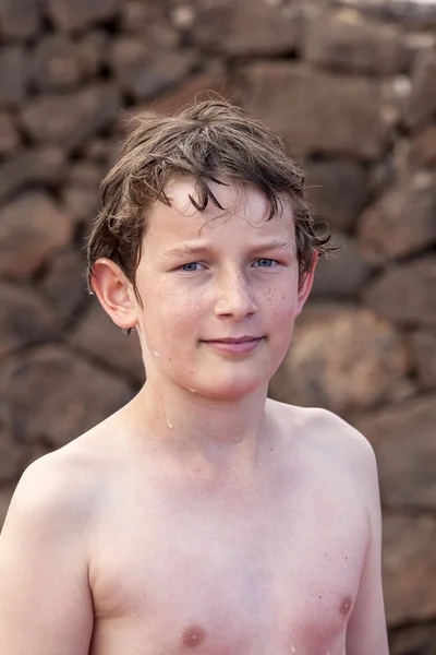 Inteligentny chłopiec szuka w basenie — Zdjęcie stockowe