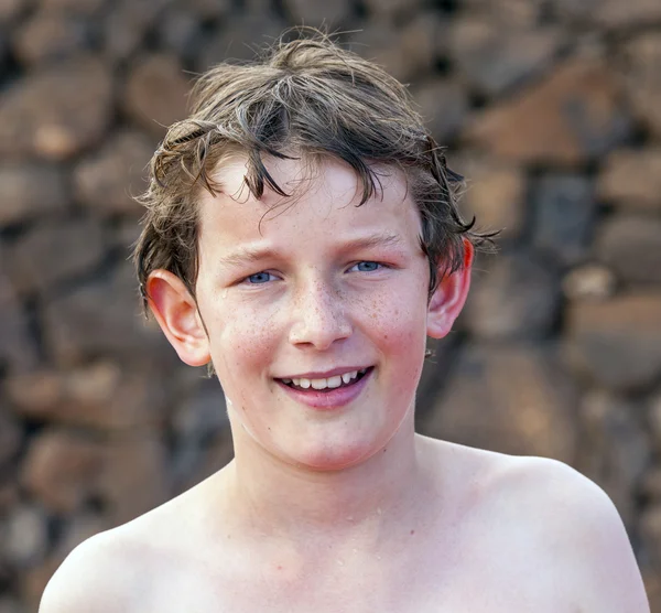 Ładny chłopiec przy basenie — Zdjęcie stockowe