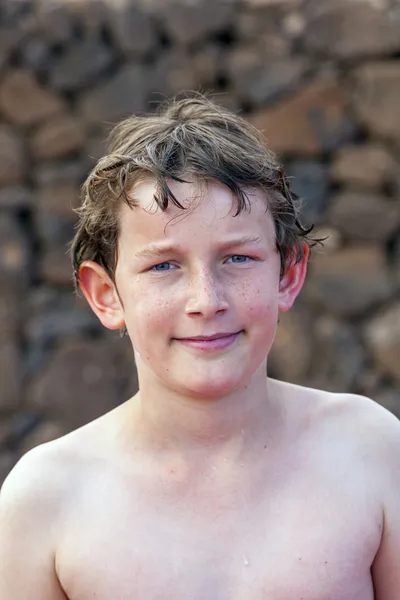 Rapaz inteligente na piscina — Fotografia de Stock