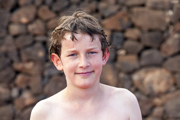 Ładny chłopiec przy basenie — Zdjęcie stockowe