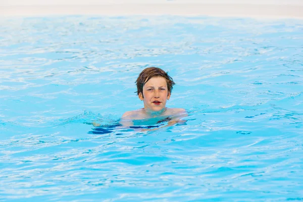 Garçon nageant dans la piscine — Photo