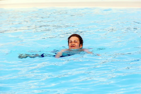 Niño nadando en la piscina — Foto de Stock