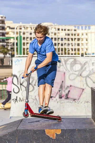 Boy rides his scooter at the skate park — Stock Photo, Image