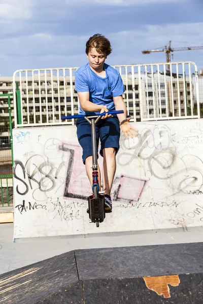 소년은 스케이트 공원에 그의 스쿠터를 타고 — 스톡 사진