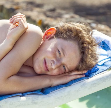 kanepede yatan rahat boy sahiptir