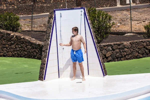 Los niños tienen diversión unter la ducha de la piscina —  Fotos de Stock