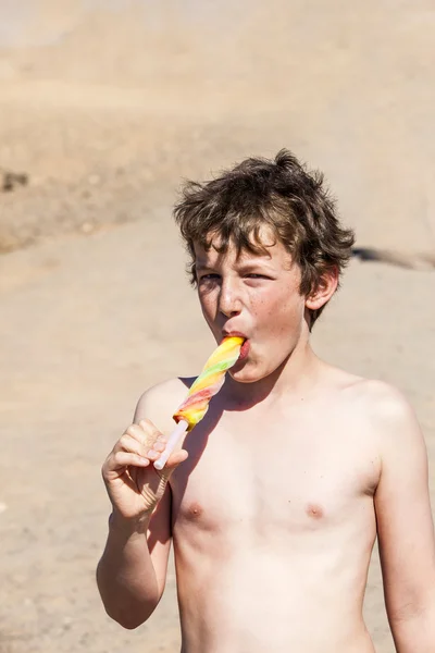 Vacaciones de verano: lindo adolescente comiendo helado en la playa — Foto de Stock