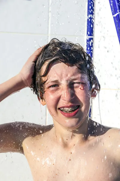 Jongen heeft leuke unter de zwembad-douche — Stockfoto