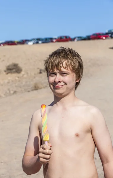 Vacaciones de verano: lindo adolescente comiendo helado en la playa —  Fotos de Stock