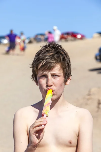 Summer vacation: cute teen eating icecream on the beach — Stock Photo, Image