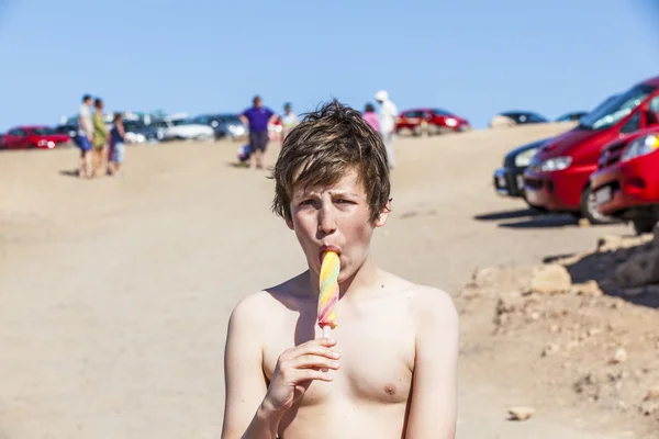 Vacaciones de verano: lindo adolescente comiendo helado en la playa — Foto de Stock