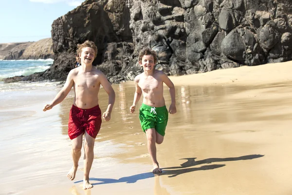 Pojkar kör på stranden — Stockfoto