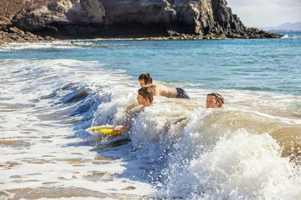 男の子は波でのサーフィンを楽しもう — ストック写真