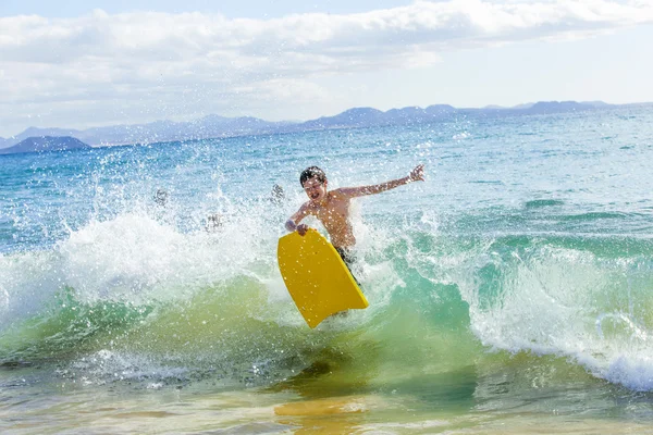 少年は楽しい波でのサーフィン — ストック写真