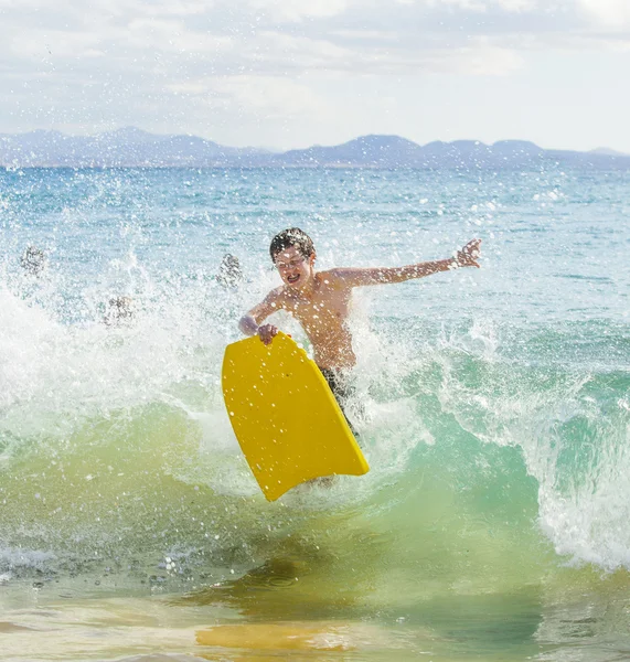 Chico se divierte surfeando en las olas — Foto de Stock