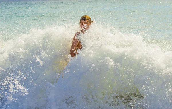 Pojken har roligt surfa i vågorna — Stockfoto