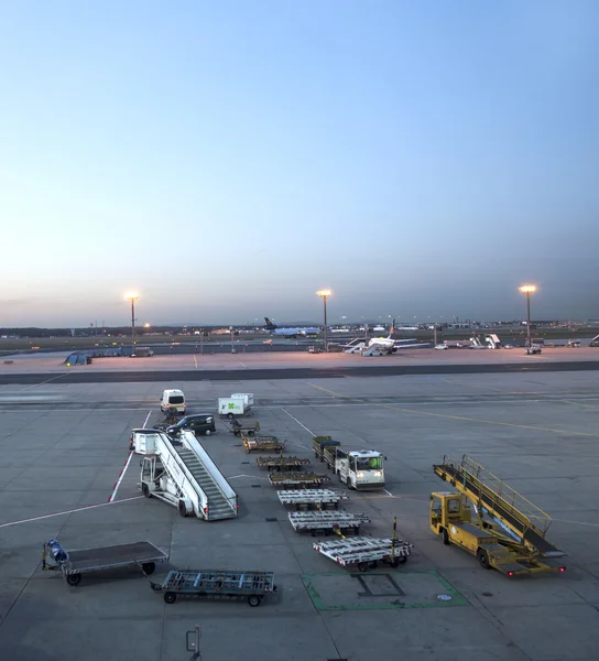 Terminal 2 Frankfurt uçak duran — Stok fotoğraf