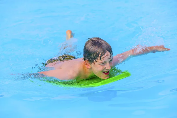 サーフィン ボードにパドリングの少年 — ストック写真