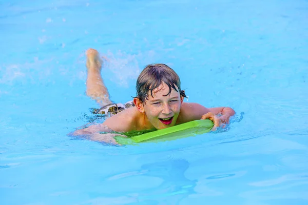 Sörf tahtası üzerinde kürek çekmeye çocuk — Stok fotoğraf