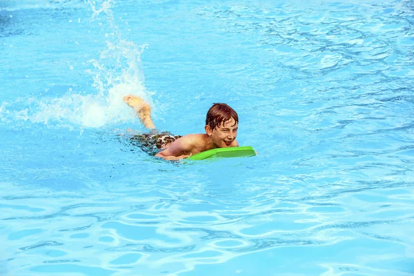 Sörf tahtası üzerinde kürek çekmeye çocuk — Stok fotoğraf