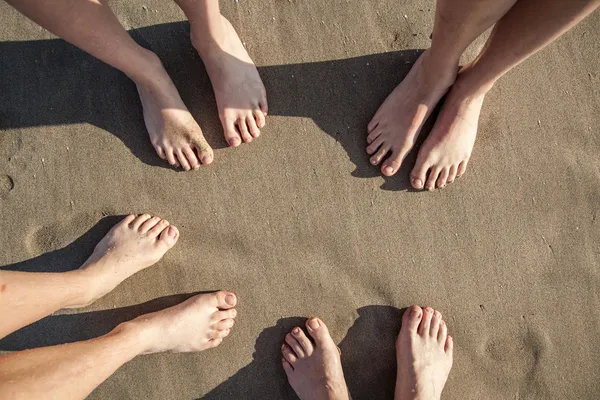 Fötter på stranden — Stockfoto