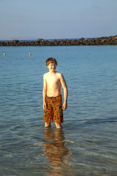 Хлопчик вранці на пляжі — стокове фото