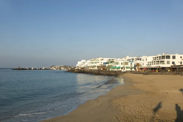 Χώρο περιπάτου του γραφική playa blanca με παραθαλάσσια — Φωτογραφία Αρχείου