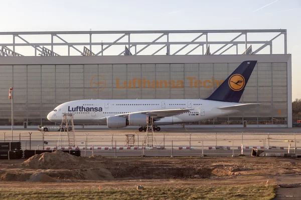 Lufthansa A380 en el muelle de Lufthansa Technik en el aeropuerto principal de Rhein —  Fotos de Stock