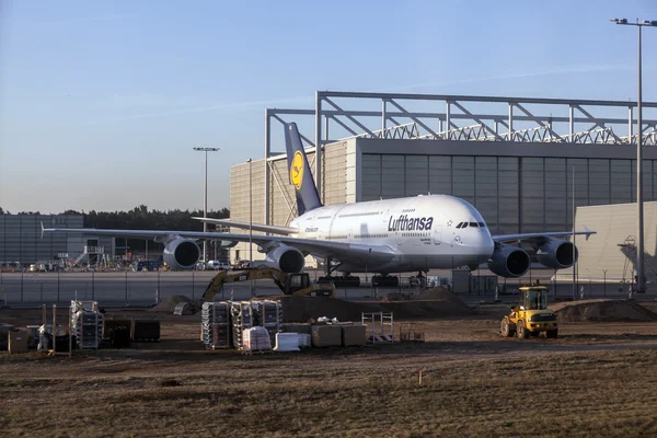 Lufthansa A380 no cais da Lufthansa Technik no aeroporto principal de Rhein — Fotografia de Stock