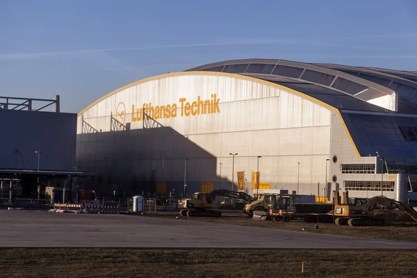 Самолеты на причале Lufthansa Technik в главном аэропорту Рейна — стоковое фото
