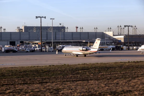 Vliegtuigen op lufthansa technik wharft op de belangrijkste luchthaven rhein in s — Stockfoto