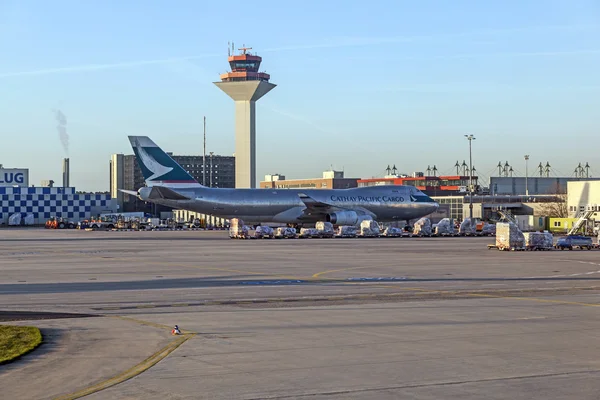 Cathay cargo Jumbo con merci all'aeroporto principale di Rhein la mattina presto — Foto Stock