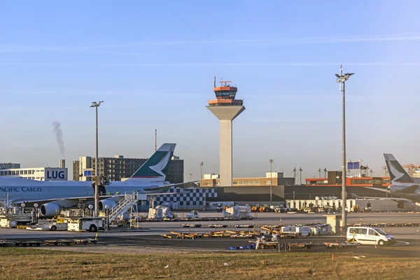 Cathay cargo Jumbo con merci all'aeroporto principale di Rhein la mattina presto — Foto Stock