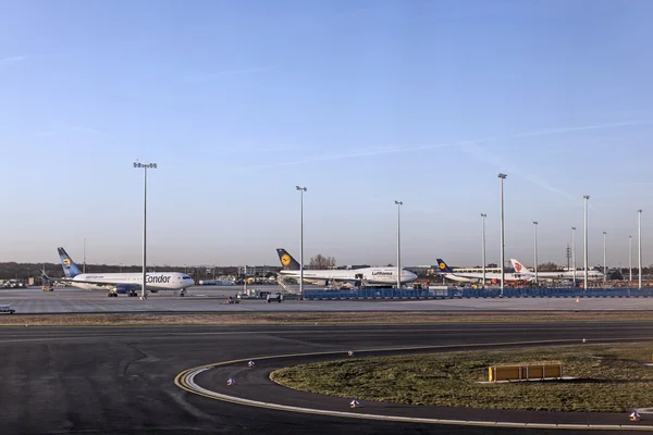 Vliegtuigen op lufthansa technik wharft op de belangrijkste luchthaven rhein in s — Stockfoto