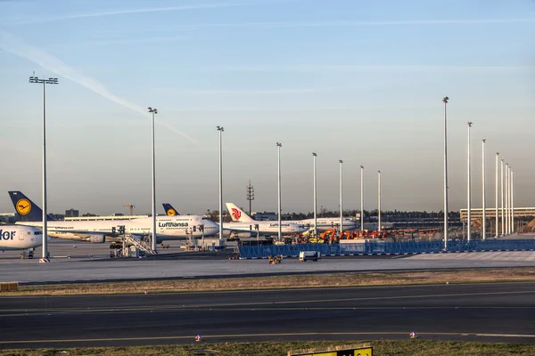 Aerei a Lufthansa Technik pontile all'aeroporto principale di Rhein in s — Foto Stock