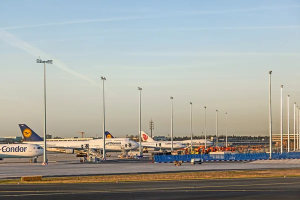 Lentokoneet Lufthansa Technik laiturilla Rhein Main lentokentällä s — kuvapankkivalokuva