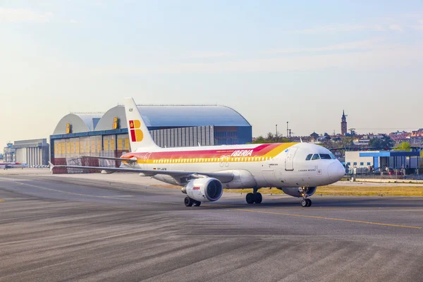 Iberia airbus steuert Terminal 4 an — Stockfoto
