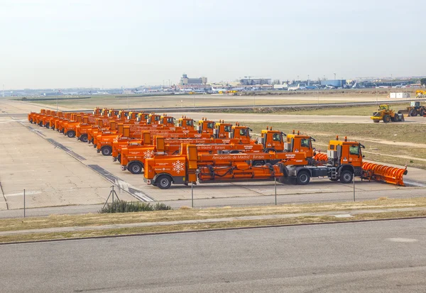 Snowplows park op barajay luchthaven — Stockfoto