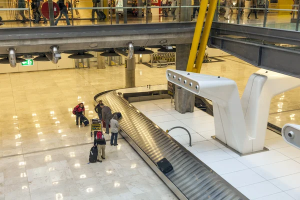 Pasażer w pasie beggage na terminal 4 lotnisku barajay — Zdjęcie stockowe