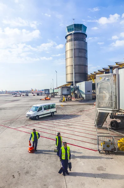 Toren op terminal 4 op de luchthaven van barajay — Stockfoto