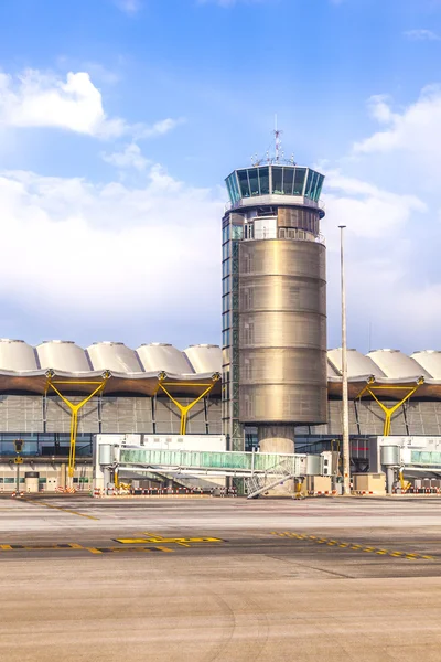 Wieża na terminal 4 lotnisku barajay — Zdjęcie stockowe